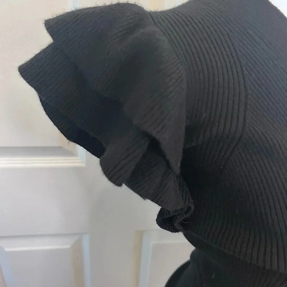 🖤”Express” NWT Black Short w/ Ruffled Cap Sleeve Sweater Size M🖤 - Picture 3 of 10